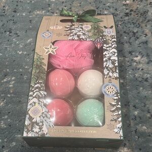 Bath bomb and sponge set